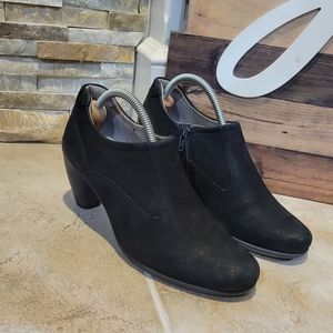 Ecco Women's Black Suede Zip Bootie Size US 8.5. Good Condition No Rips or Tears